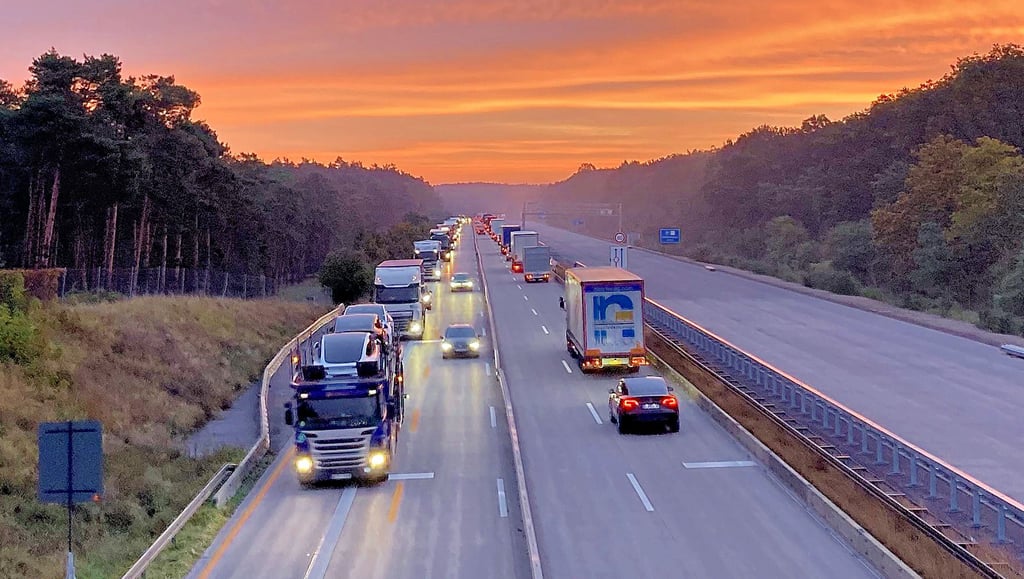 Blick auf die Autobahn 2 im Abschnitt zwischen Lostau und Burg-Zentrum in Fahrtrichtung Berlin.