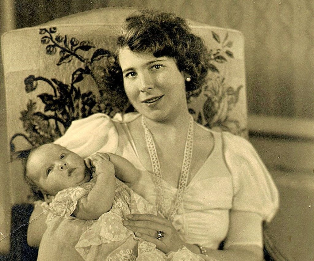 Herzogin Edda-Charlotte zur Taufe mit Prinzessin Edda, der Schwester von Eduard Prinz von Anhalt.