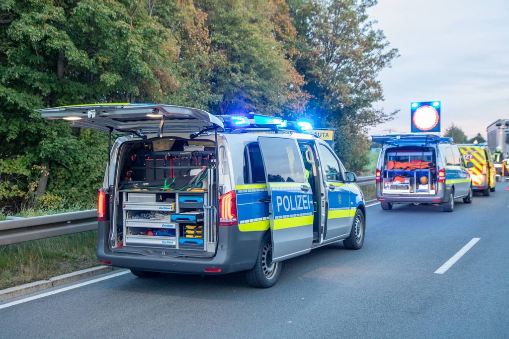 Auf der B 188 zwischen Miltern und Tangermünde hat sich ein schwerer Unfall ereignet. Hierbei kollidierte ein Auto mit zwei anderen Fahrzeugen und überschlug sich dadurch mehrfach.