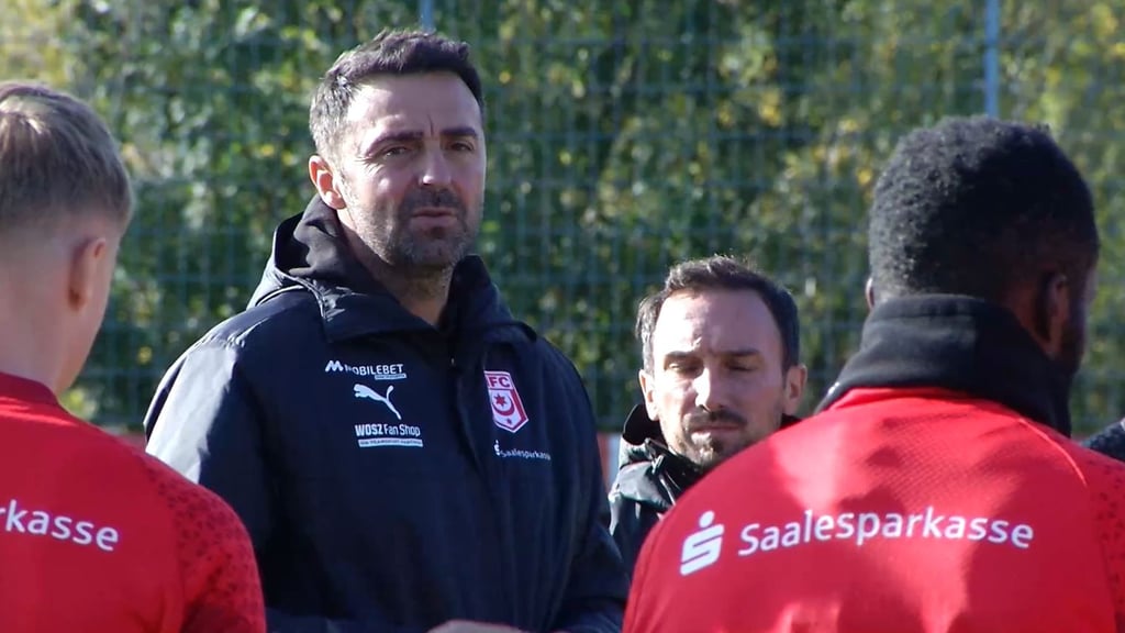 HFC-Coach Sreto Ristic beobachtet am Donnerstag das Training seines Teams. Der Erfolgsdruck wächst.
