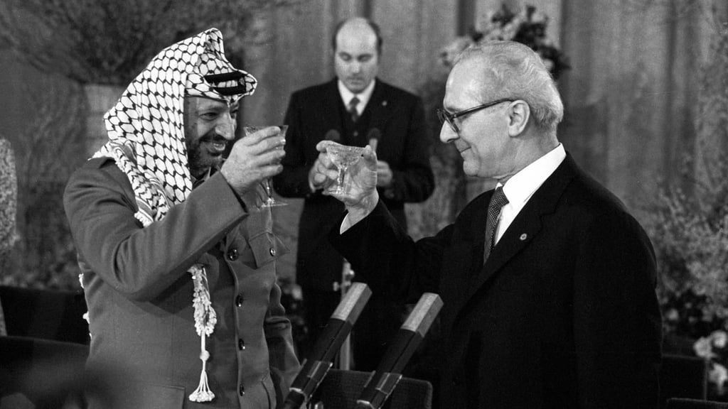 Der Mann, der hinter hinter den Terroristen vom "Schwarzen September" stand, und sein begeisterter deutscher Fan Erich Honecker: 1982 gab der DDR-Staats- und Parteichef in Ost-Berlin ein Dinner zu Ehren des PLO-Vorsitzenden.