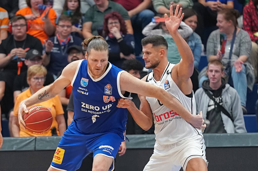 John Bryant (l.) kann im Derby wieder auflaufen.