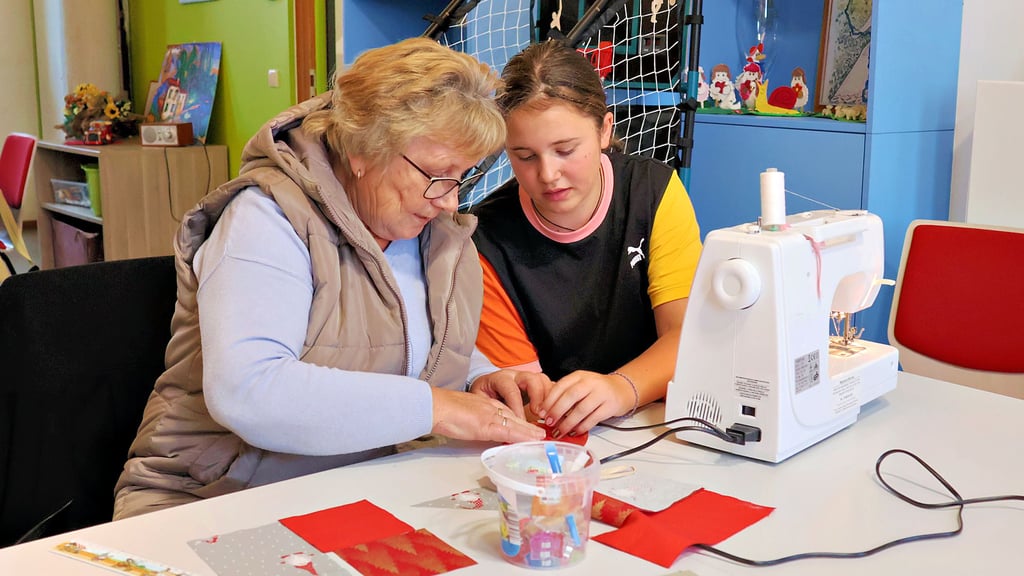 Petra Güldenpfennig ist Betreuerin im Jugendklub in Kamern. Gern teilt sie ihre Erfahrung und ihre Kreativität mit jungen Menschen. Hier bereitet sie mit Clara Leue das Nähen von Dekorationen vor. Was genäht wird, können die Kinder und Jugendlichen mitnehmen.