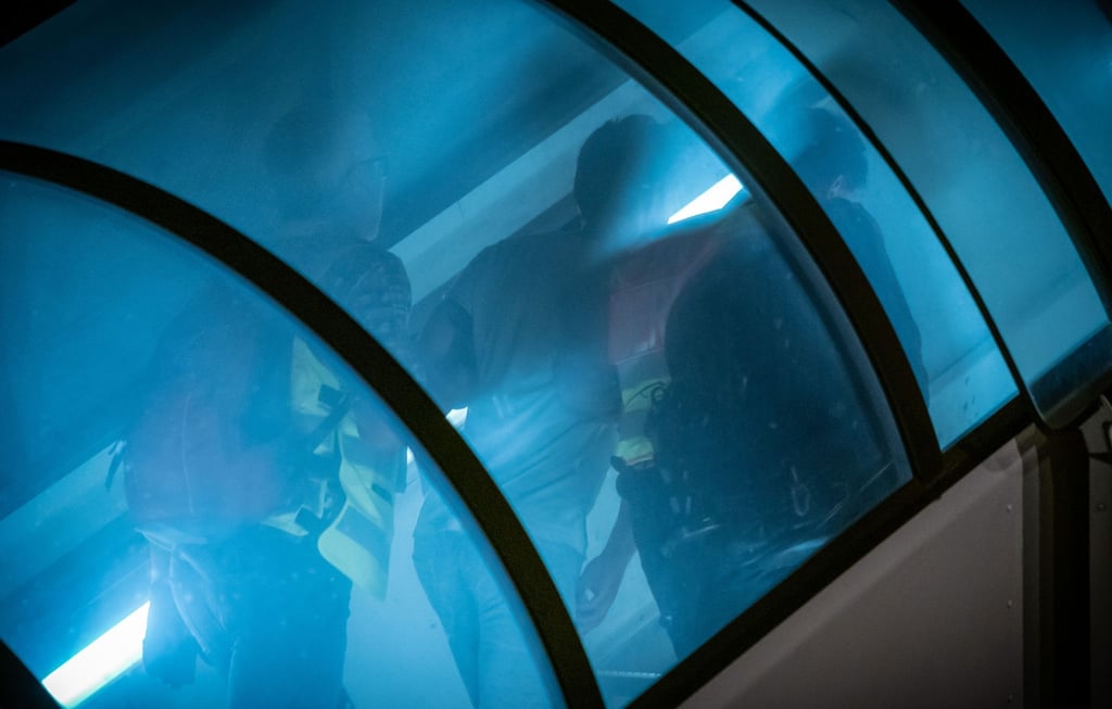 Abschiebung: Polizeibeamte begleiten einen Afghanen auf dem Flughafen Leipzig-Halle in ein Charterflugzeug.