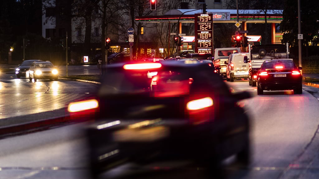 Während der Nacht brachen unbekannte Täter in eine Tankstelle in Magdeburg ein. Die Polizei sicherte die Spuren und ermittelt nun.