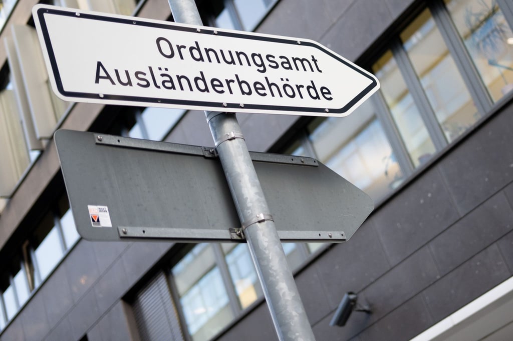 Ein Schild weist auf die Ausländerbehehörde hin.