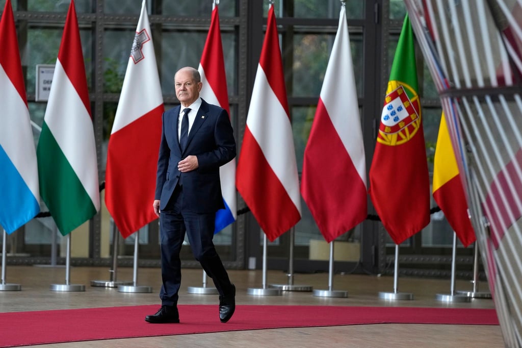 Bundeskanzler Olaf Scholz trifft zum EU-Gipfel ein.
