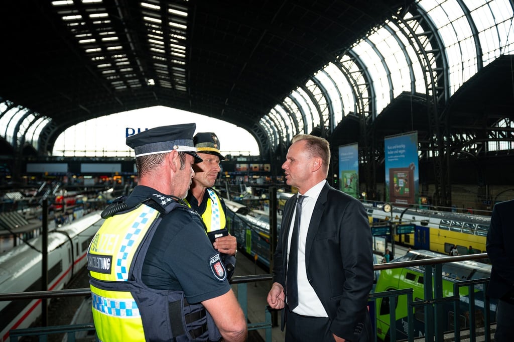 Innensenator Andy Grote (r) spricht im Hauptbahnhof mit Einsatzleitern der Polizei.