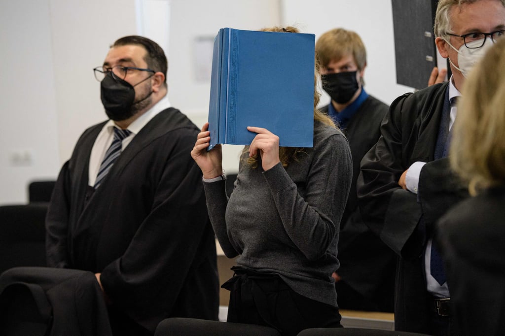 Lina E. im Dresdner Linksextremismus-Prozess zwischen ihren Anwälten. Nun gibt es einen neuen Vorwurf gegen die Leipziger Studentin, der noch schwerer wiegt als die Mitgliedschaft in einer kriminellen Vereinigung: Die Bundesanwaltschaft ermittelt gegen E. und zwei weitere Männer wegen versuchten Mordes nach einem Überfall 2019 auf Neonazis in Roßlau.