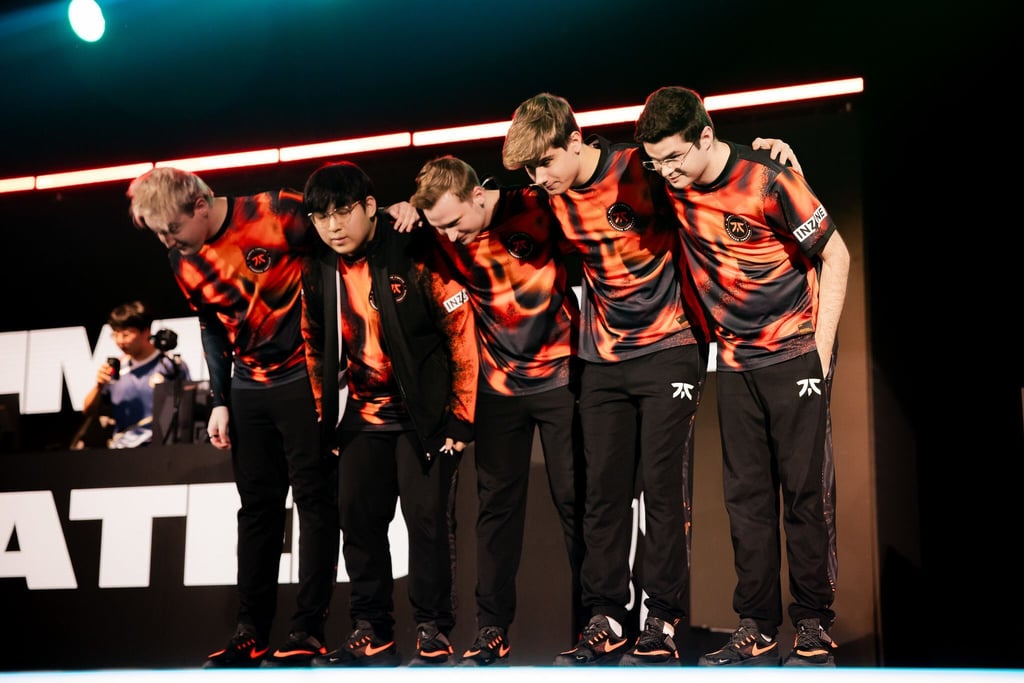 Fnatic kann sich nach einem 2:1-Sieg gegen Cloud9 weiter für die Playoffs der LoL-WM qualifizieren.