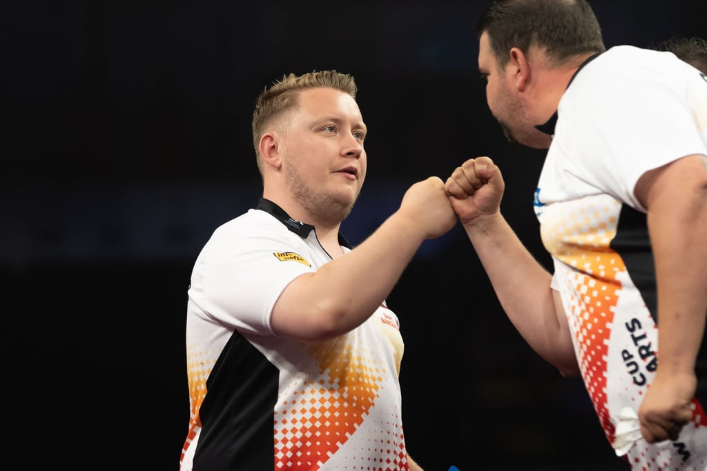 Martin Schindler (l) und Gabriel Clemens treten bei der Darts-EM in Dortmund an.