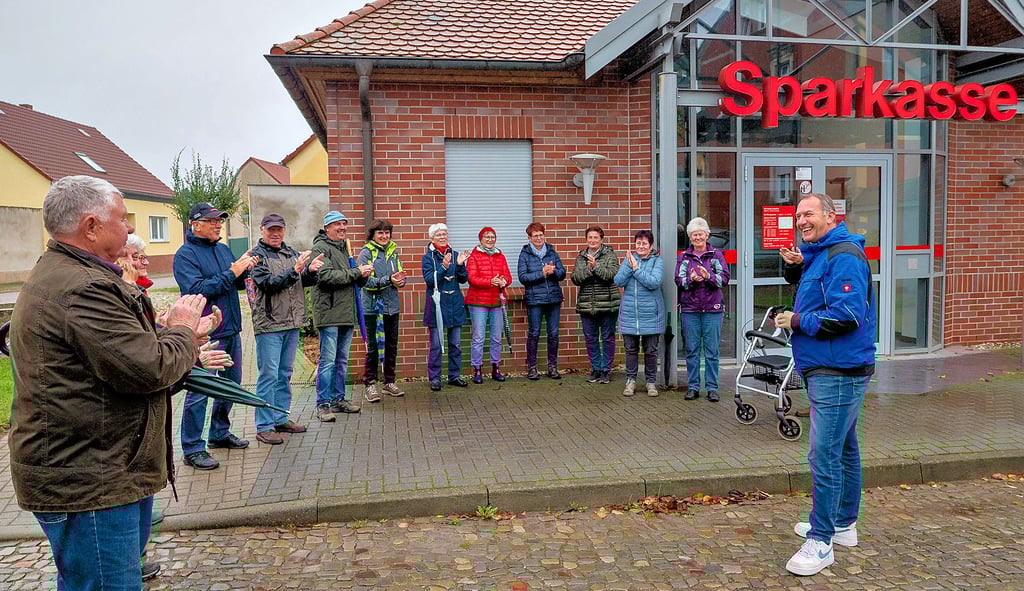 Gommerns Bürgermeister Jens Hünerbein (r.) verkündete gestern bei einem „Bürgermeisterspaziergang“, welche Pläne es für das Gebäude gibt.