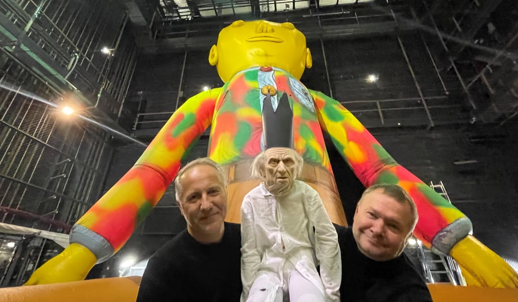 Stadtmarketing-Geschäftsführer Mark Lange (l.) und Puppentheater-Chef Christoph Werner am Bühnenrand im Puschkinsaal– dahinter der „Riese“ aus Frankreich