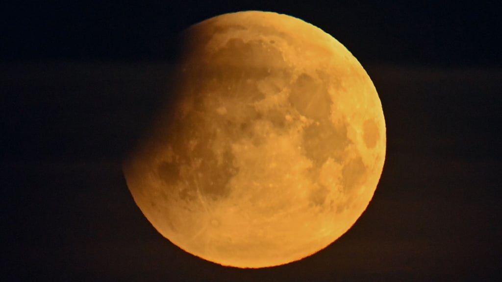 Eine partielle Mondfinsternis wird am Wochenende am Himmel über Sachsen-Anhalt zu beobachten sein.