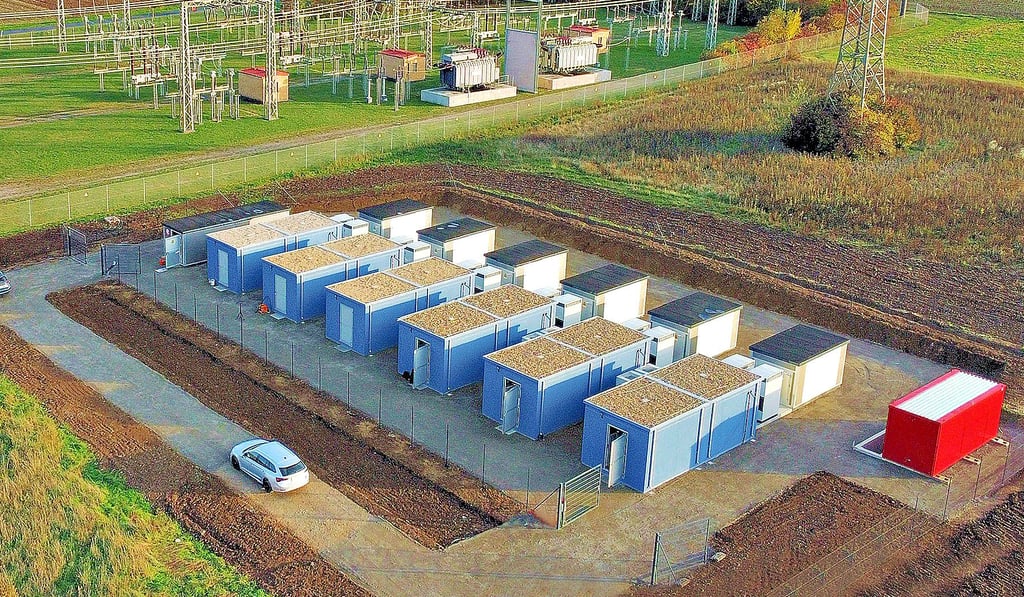 Der Batteriegroßspeicher in Iphofen ist derzeit der größte in Bayern. So ähnlich soll auch der Speicher in Förderstedt aussehen, der ab 2024 entstehen könnte. Foto: Eco Stor