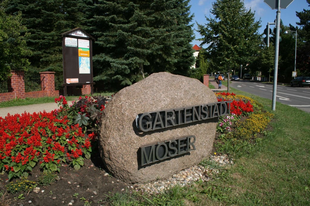 Der Findling begrüßt Gäste in der Gartenstadt Möser. Die Ortschaft möchte ihren charakteristischen Ortskern erhalten und deshalb eine Baumschutzsatzung erlassen.