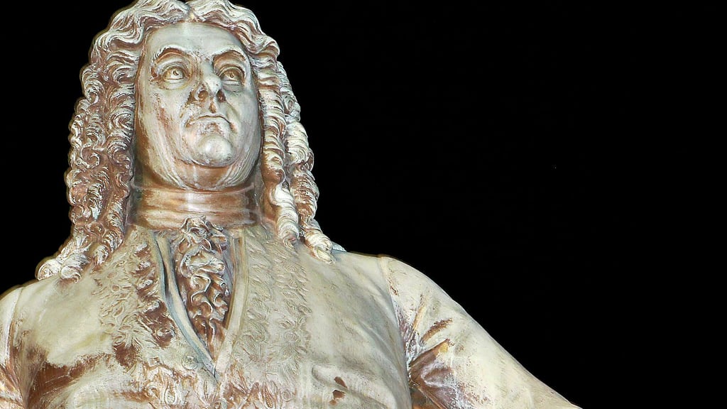 Das Händel-Denkmal auf dem Markt in Halle zählt zu den Sehenswürdigkeiten, die seit April dieses Jahres wieder beleuchtet werden.
