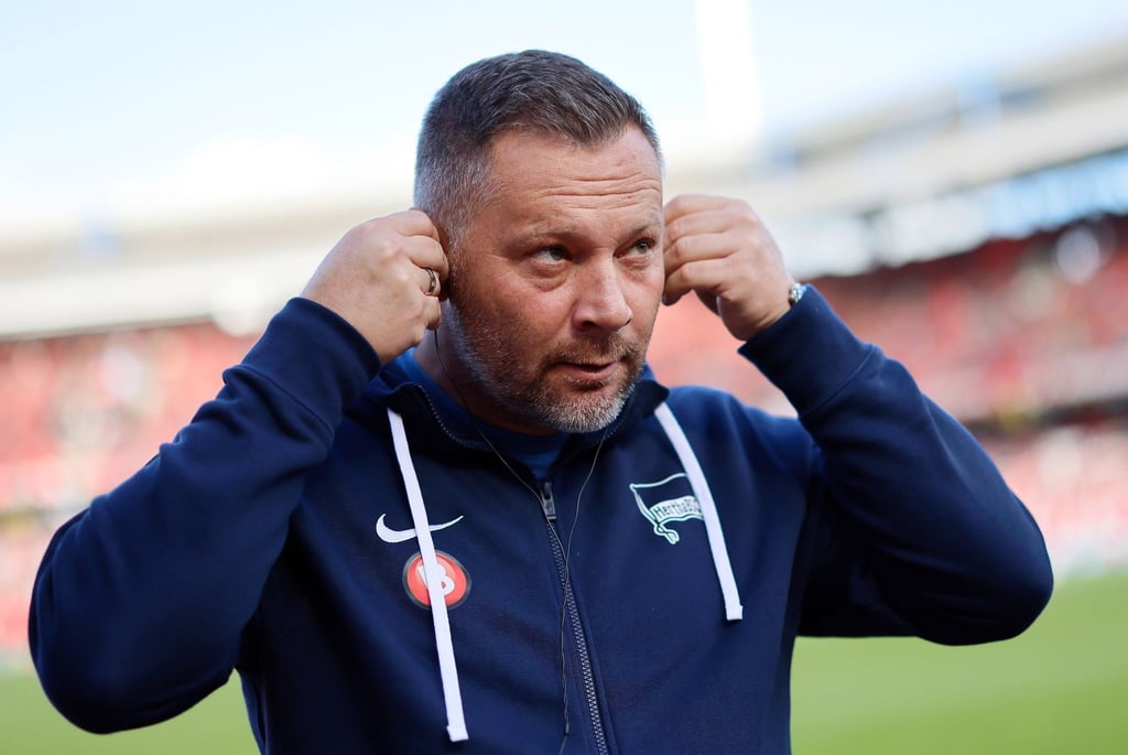 Herthas Trainer Pal Dardai beim Interview vor dem Spiel.