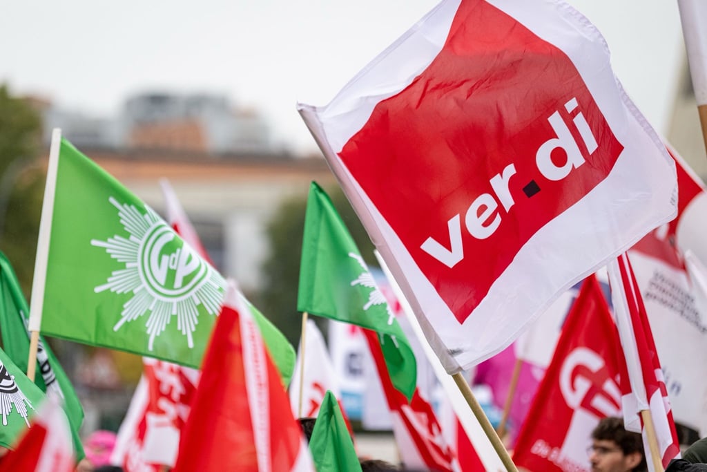 Die Tarifverhandlungen für den öffentlichen Dienst werden von Demonstrationen auf dem Scharounplatz in Berlin begleitet.