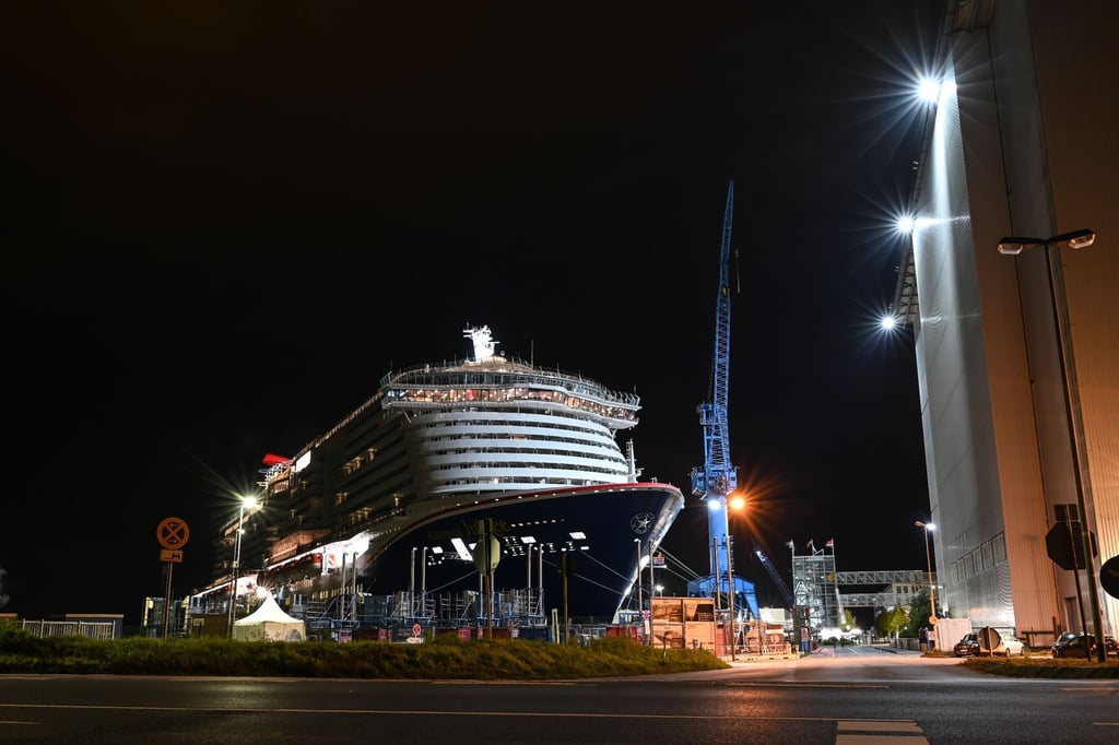 Das Kreuzfahrtschiff „Carnival Jubilee“ liegt vor dem Trockendock der Meyer Werft in Papenburg.