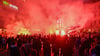 Gesänge und Pyrotechnik: Fans von Roter Stern Belgrad an den Höfen am Brühl.