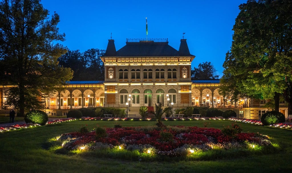 Bunte Lichter strahlen das Königliche Kurhaus in Bad Elster an.