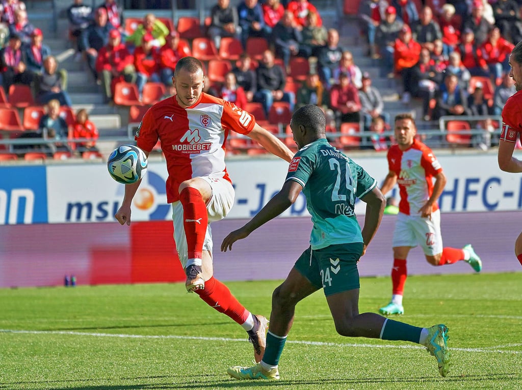 Jannes Vollert (l.) spielte gegen Regensburg erstmals in der Saison von Anfang an.