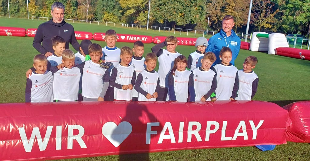 Champions-League-Sieger René Tretschok (links) hat gemeinsam mit dem ehemaligen Askania-Coach Benjamin Lehmeier zwei Tage Ilberstedter Kinder trainiert.