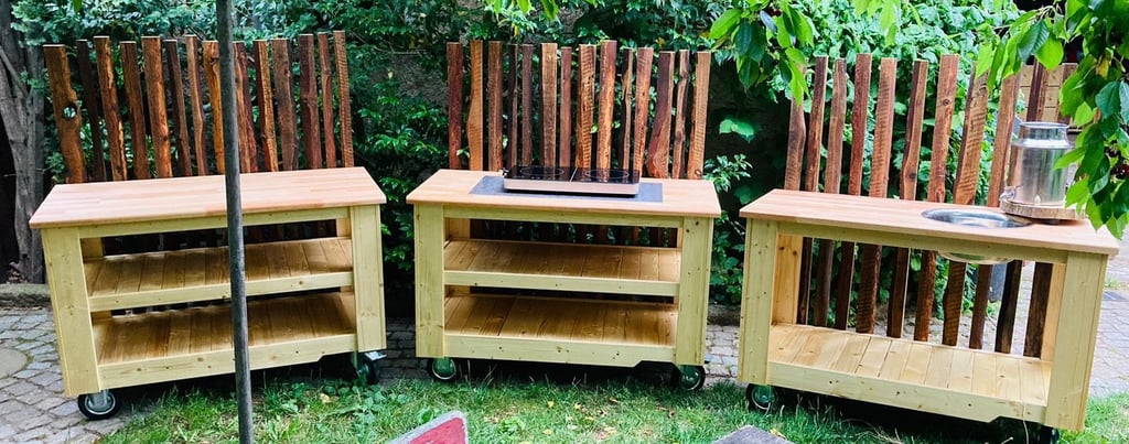 Die mobile Sommerküche bietet Platz zum Kochen.