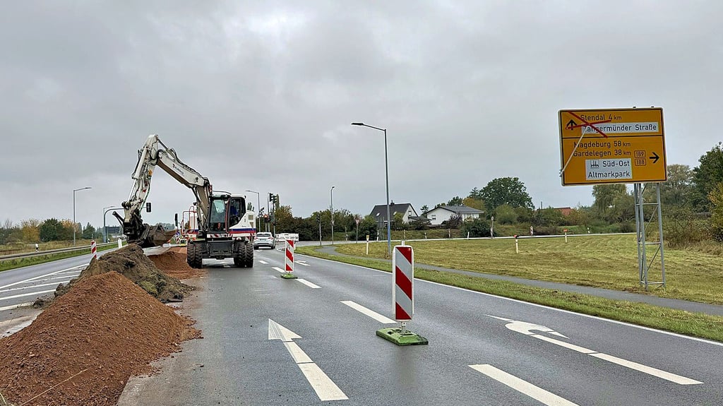 Der Fahrzeugverkehr auf der B188 aus Richtung Tangermünde nach Stendal wird derzeit über die Ortsumgehung in Richtung Heerener Straße geleitet. Dort steht an einer weiteren Baustelle die nächste Ampel.