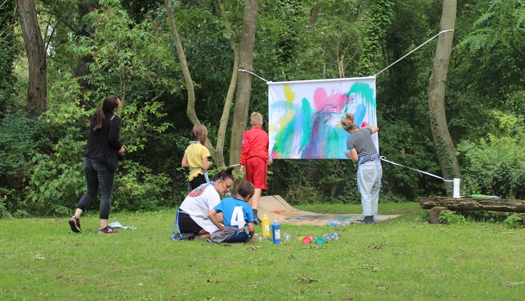 Kreativ sein mitten im Grünen: Die „Wir helfen“-Spende machte das für 14 Kinder und Jugendliche  in den Sommerferien möglich.