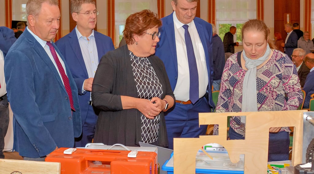 Die Gäste der Auszeichnungsveranstaltung im Wanzleber Kultruhaus machen sich mit den Angeboten der Bibliothek vertraut.