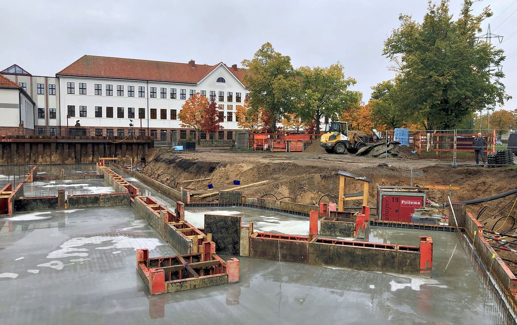 Am Gymnasium Walter Gropius geht der Turnhallenbau voran. Die Bodenplatte wurde am Mittwoch gegossen. Unklar bleibt aber, ob das Gymnasium auch in Zukunft eigenständig bleiben kann.