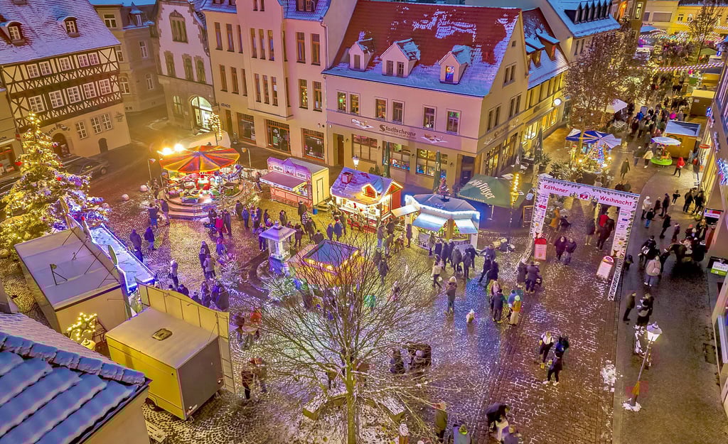 Der Weihnachtsmarkt am Kugelbrunnen in Köthen hat im letzten Jahr seine Anziehungskraft nicht verfehlt.