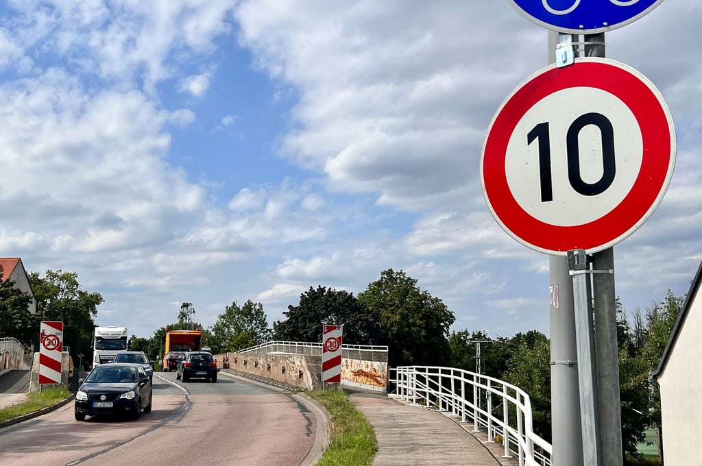 Auch die Tempominimierung auf 10km/h hat die Zerbster Brücke in Roßlau nicht entlasten können. Jetzt soll sie halbseitig gesperrt werden.