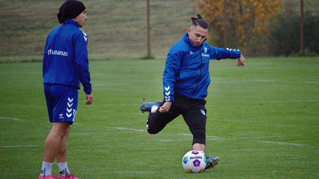 Jason Ceka (l.) und Baris Atik vom 1. FC Magdeburg: Training am Freitag vor dem Spiel gegen SV Elversberg.
