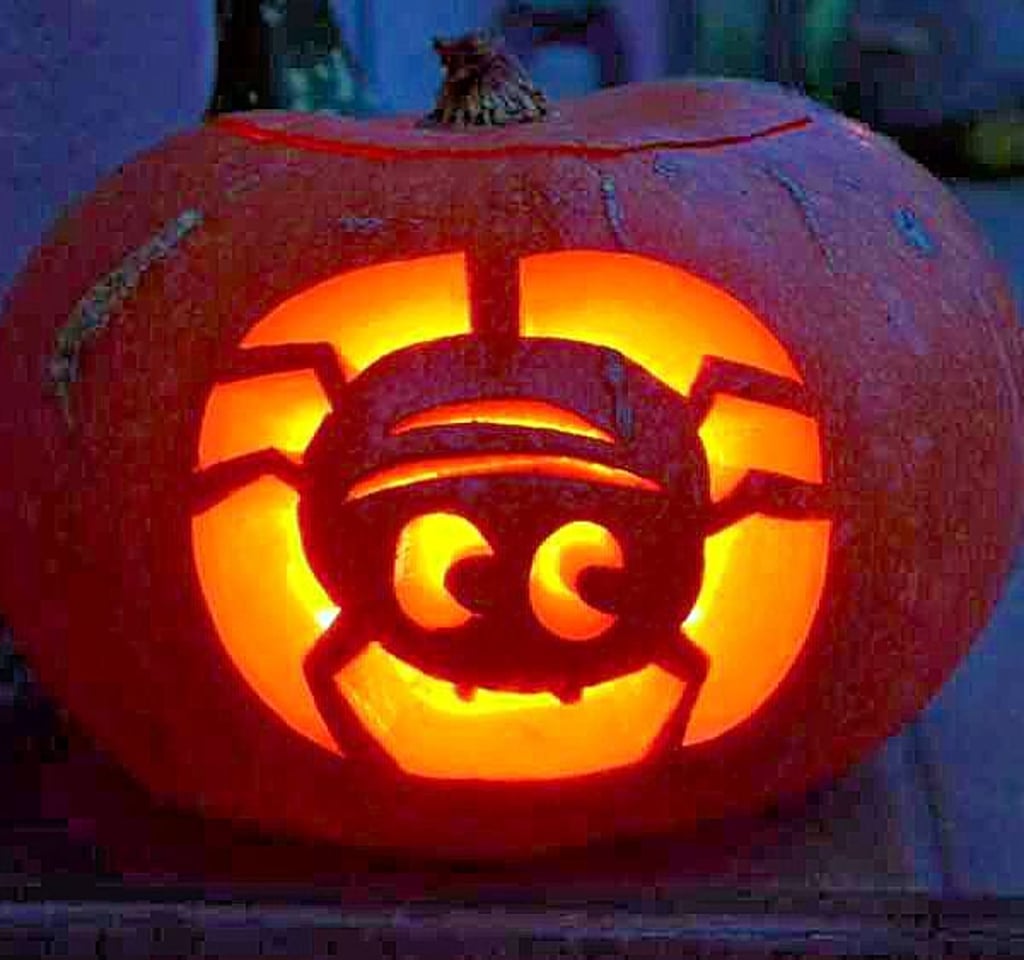 Leuchtende Kürbisse schmücken zu Halloween vielerorts Häuser.