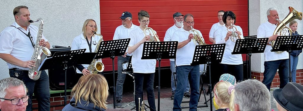 Die Feuerwehrkapelle der Verbandsgemeinde - hier beim ersten Konzert am Gerätehaus in Schollene - wird auch einige Weihnachtsmärkte musikalisch umrahmen.
