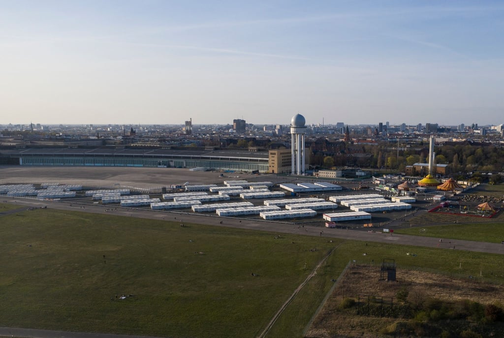 Die Luftaufnahme mit einer Drohne zeigt den Hangar des ehemaligen Flughafen Tempelhof.