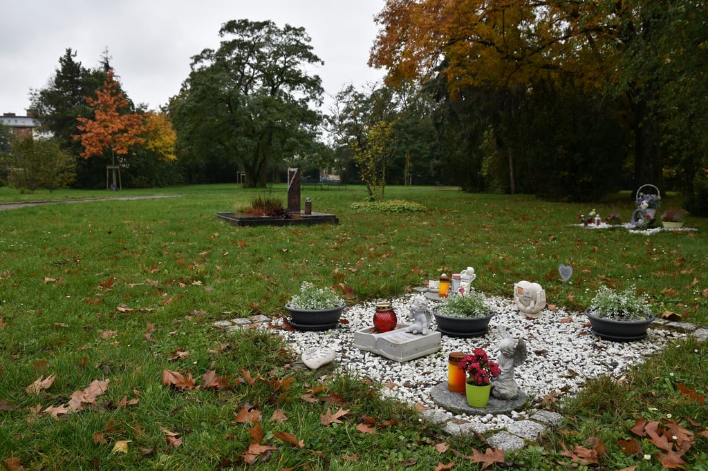 Für einen potenziellen Neubau müsste ein Friedhof teilweise entwidmet und Gräber umgebettet werden.