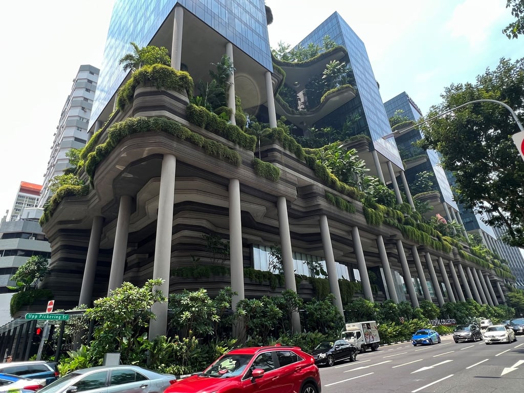 Himmelsgärten, hängende Pflanzenwände und spiegelnde Wasserbecken: Das Hotel Parkroyal on Pickering ist ein Vorzeigeprojekt für vertikale Begrünung.