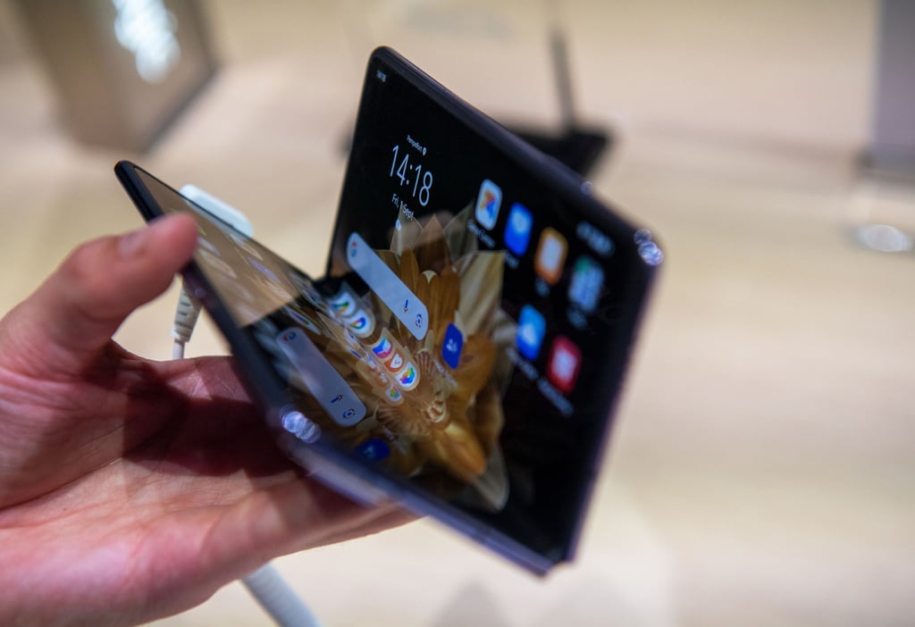 Sehr schlank konstruiert: Zusammengeklappt trägt das Magic V2 von Honor nur einen knappen Zentimeter auf. Innen lässt sich ein 7,9 Zoll großer OLED-Bildschirm nutzen.