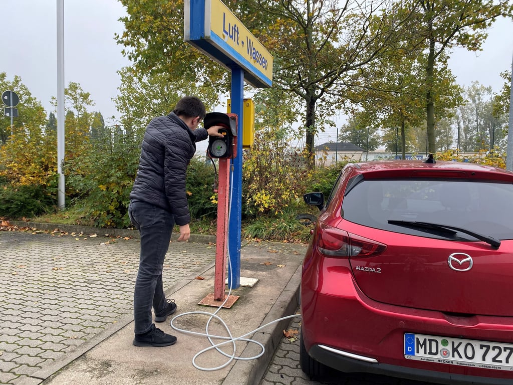 Um die Verkehrssicherheit zu gewährleisten, ist es wichtig, mehrmals den Reifendruck zu kontrollieren