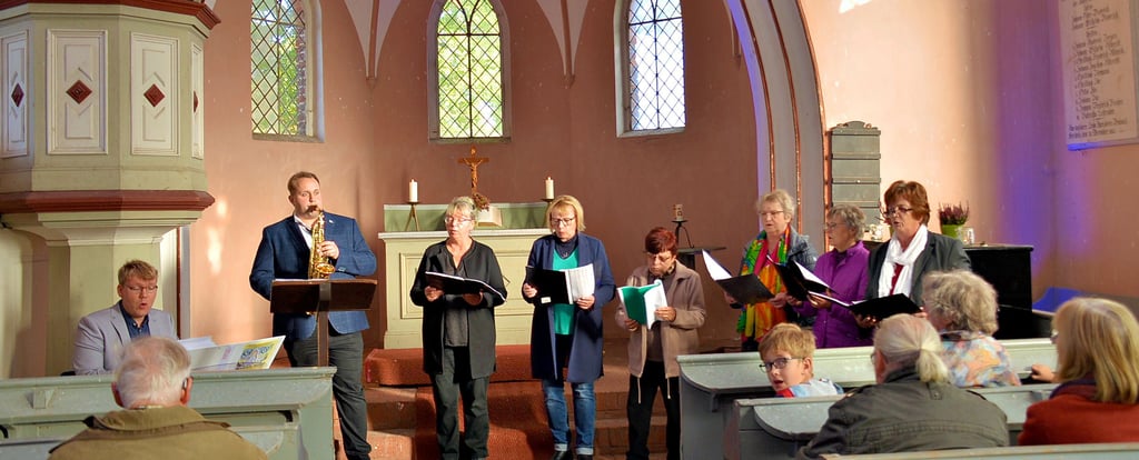 Der von Christoph Altnau (links) geleitete Schollener Singkreis gastierte mit dem Saxofonisten Sebastian Engel in der Kirche in Ferchels.