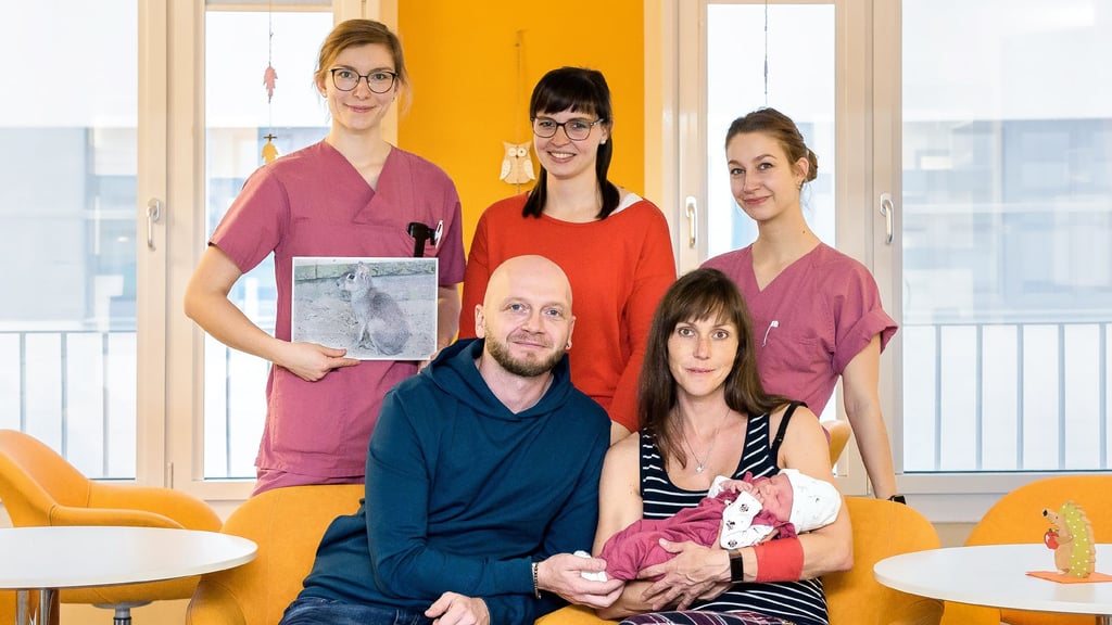 1.000 Geburt des Jahres: Das glückliche Elternpaar mit Tochter Lina und Mitarbeiterinnen der Geburtshilfe. (vorn: Eric Weghenkel, Laura Schuwerack mit Lina; hinten v. li.: Ärztin Maria Piwonka, die stellv. Pflegerische Klinikleiterin Christin Rose, Hebamme Charline Denef