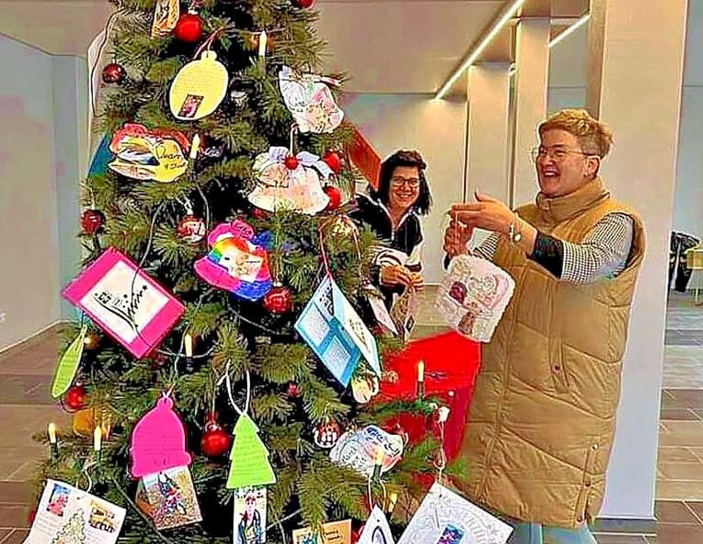 Heike Krieg (rechts) erfüllt mit dem Klötzer Verein „Gemeinsam statt einsam“ auch in diesem Jahr wieder zahlreiche Weihnachtswünsche.