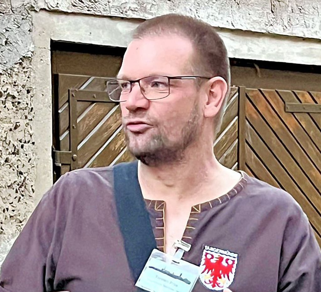 Torsten Prox in seinem Türmerkostüm während einer Turmführung.