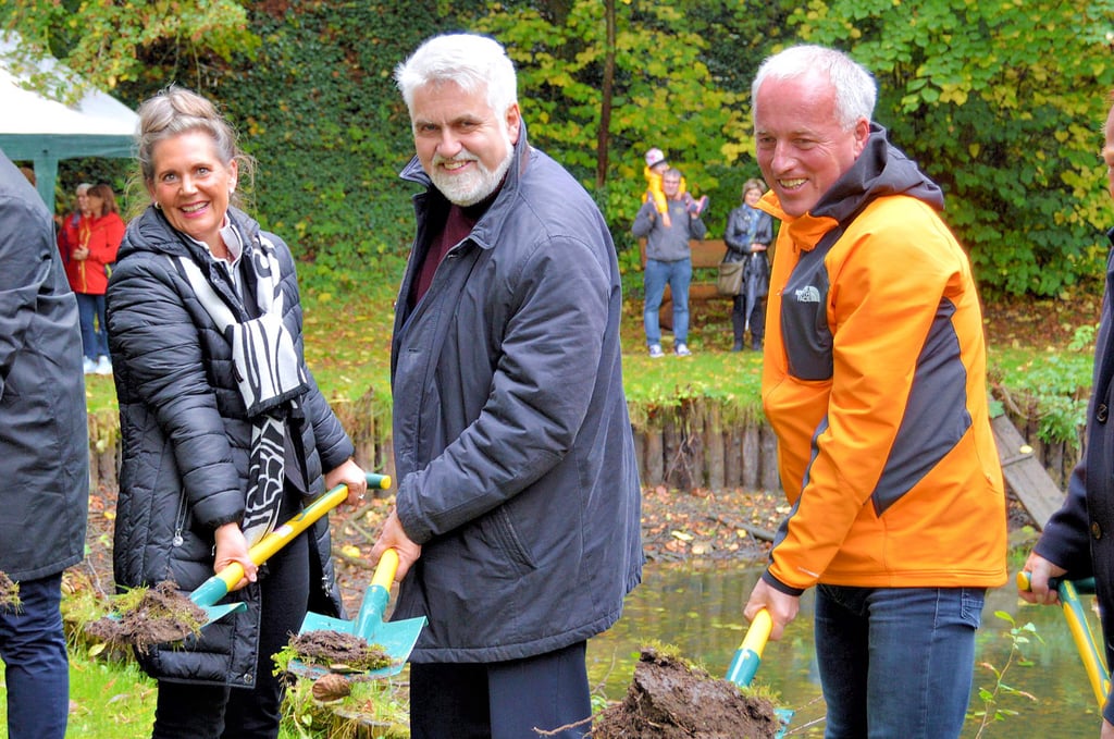 Im Beisein von Minister Armin Willingmann (Mitte) wurde der erste Spatenstich für die Sanierung des Schwanenteichs vorgenommen. Mit im Bild: die Landtagsabgeordneten Elke Simon-Kuch (CDU) und Rüdiger Erben (SPD).