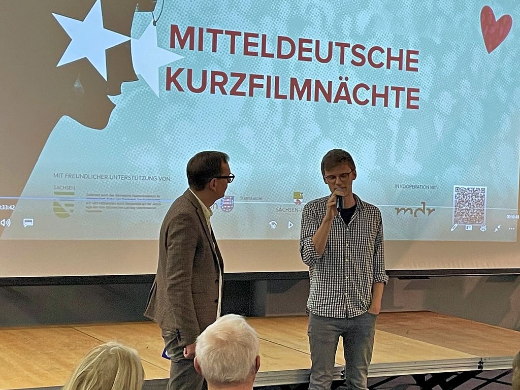 Regisseur Conrad Winkler (r.) berichtete im Industrie- und Filmmuseum von den Arbeiten an seinem Kurzfilm "Stadtrand".