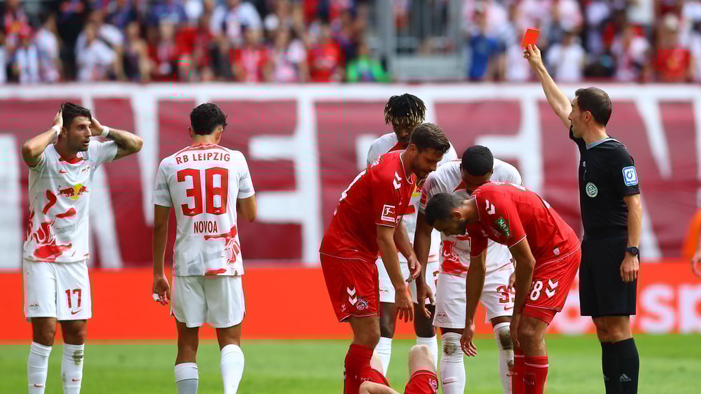 Bei seinem letzten Spiel von RB Leipzig zeigte Schiedsrichter Benjamin Brand (r.) Dominik Szoboszlai (l.) die Rote Karte.
